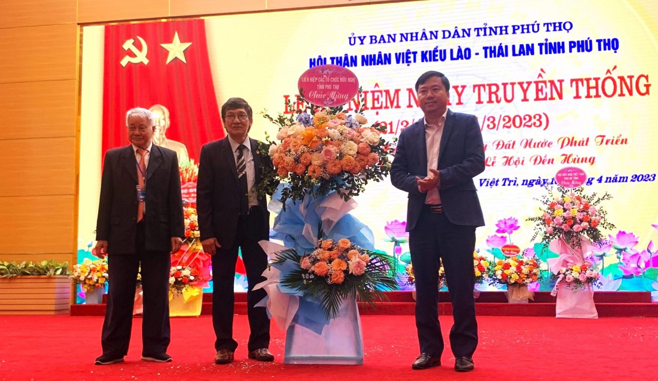 Ông Trần Quyết Chiến, Phó Giám đốc Sở ngoại vụ, Phó Chủ tịch Liên hiệp hữu nghị tỉnh tặng hoa chúc mừng.
