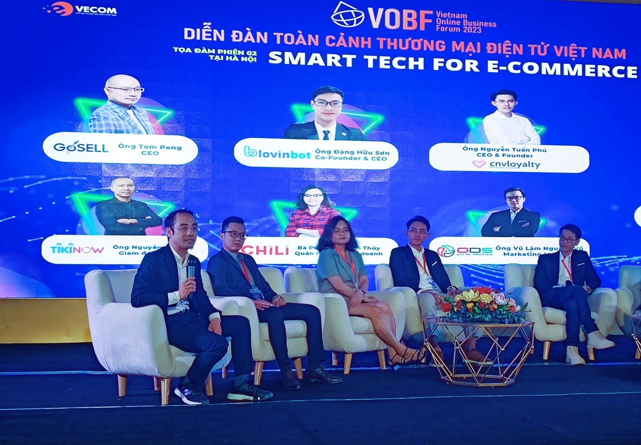 Ông Đỗ Hữu Hưng, CEO của ACCESSTRADE (ngoài cùng bên trái) tại VOBF 2023.