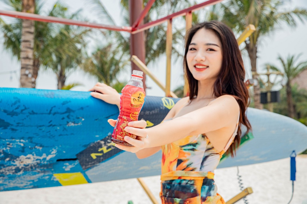 Người trẻ đang chọn đồ uống thanh nhiệt như trà Dr Thanh để thanh lọc cơ thể khỏi nóng trong người do thức khuya hay những món ăn cay nóng để tận hưởng mọi cuộc vui.