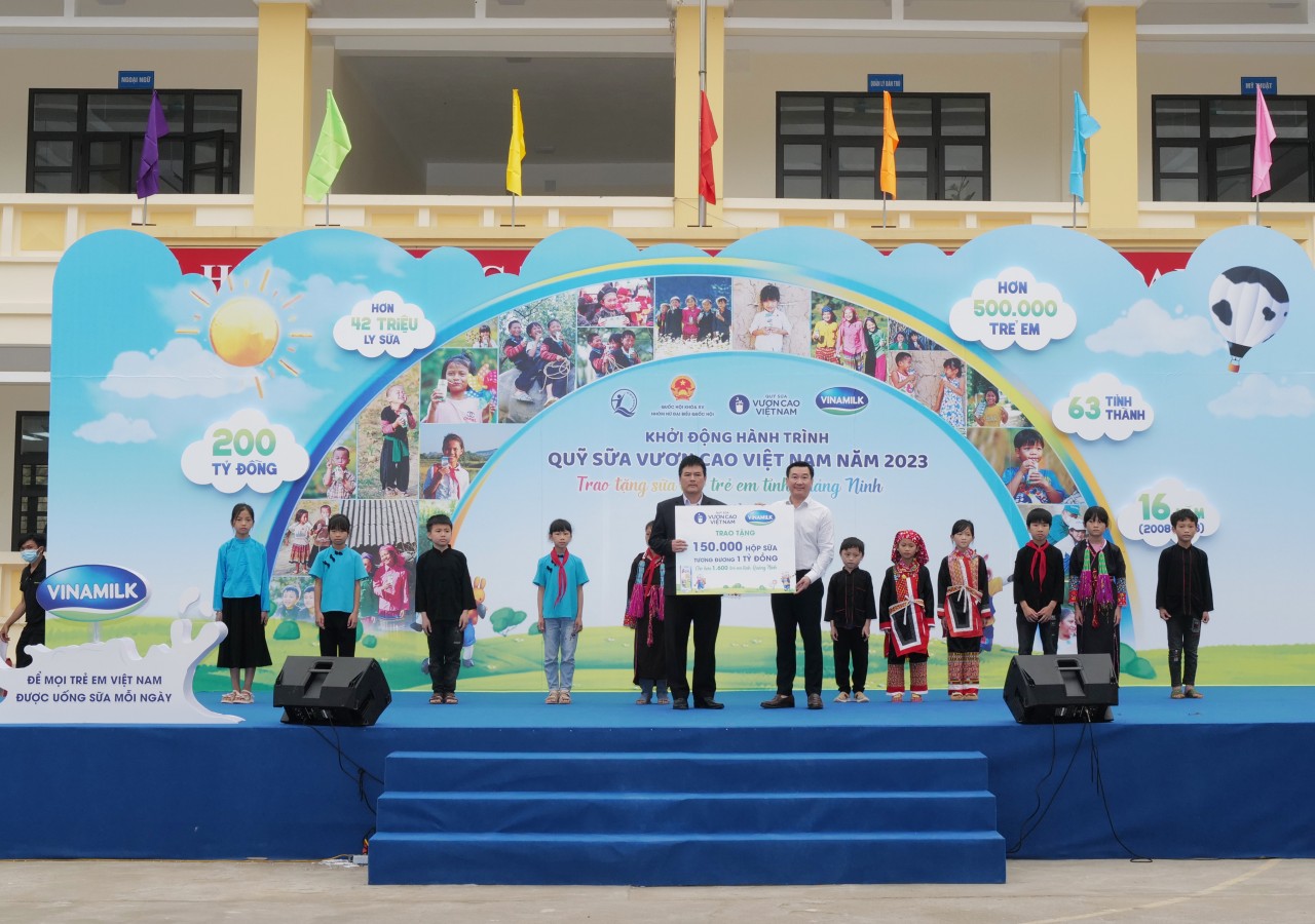 Hơn 1.600 trẻ em có hoàn cảnh đặc biệt tại Quảng Ninh sẽ được uống sữa miễn phí từ Quỹ sữa Vươn cao Việt Nam.