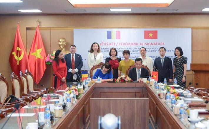 Thứ trưởng Nguyễn Văn Phúc và Đại sứ Rumani Cristina Romila ký kết chương trình hợp tác (Ảnh: Moet.gov.vn).