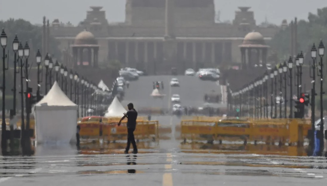 Một ảo ảnh hình thành trên Đường Kartavya do sức nóng thiêu đốt, vào ngày 18 tháng 4, tại New Delhi, Ấn Độ.