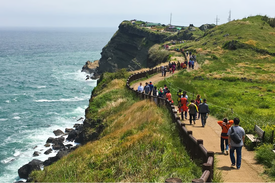 Đảo Jeju của Hàn Quốc đang dự tính áp đặt phí nhằm tìm cách hạn chế sức ép về vệ sinh và môi trường do quá tải du lịch (Ảnh: KT).