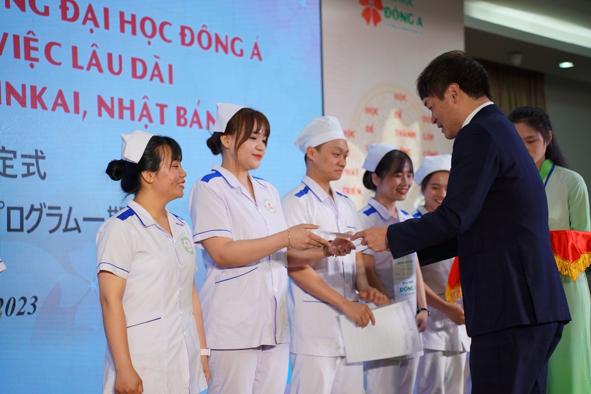 Trao học bổng và quyết định làm việc lâu dài tại Nhật cho sinh viên.