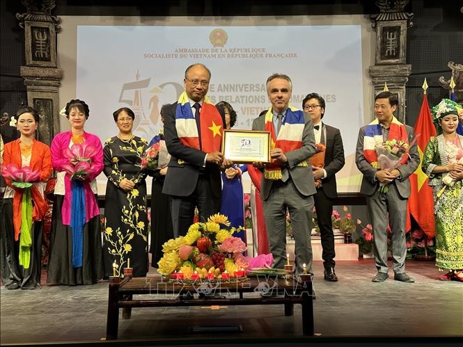 Tưng bừng kỷ niệm 50 năm thiết lập quan hệ ngoại giao Việt Nam - Pháp tại thủ đô Paris