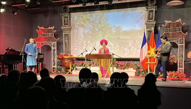 Tưng bừng kỷ niệm 50 năm thiết lập quan hệ ngoại giao Việt Nam - Pháp tại thủ đô Paris