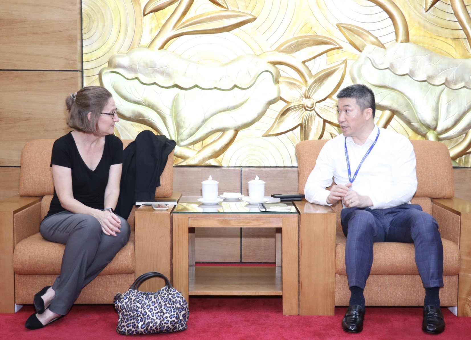 Phó Chủ tịch, Tổng Thư ký VUFO Phan Anh Sơn tiếp TS Kim Cragin, Giám đốc Trung tâm Nghiên cứu Chiến lược, Đại học Quốc phòng Mỹ (Ảnh: Thu Hà).