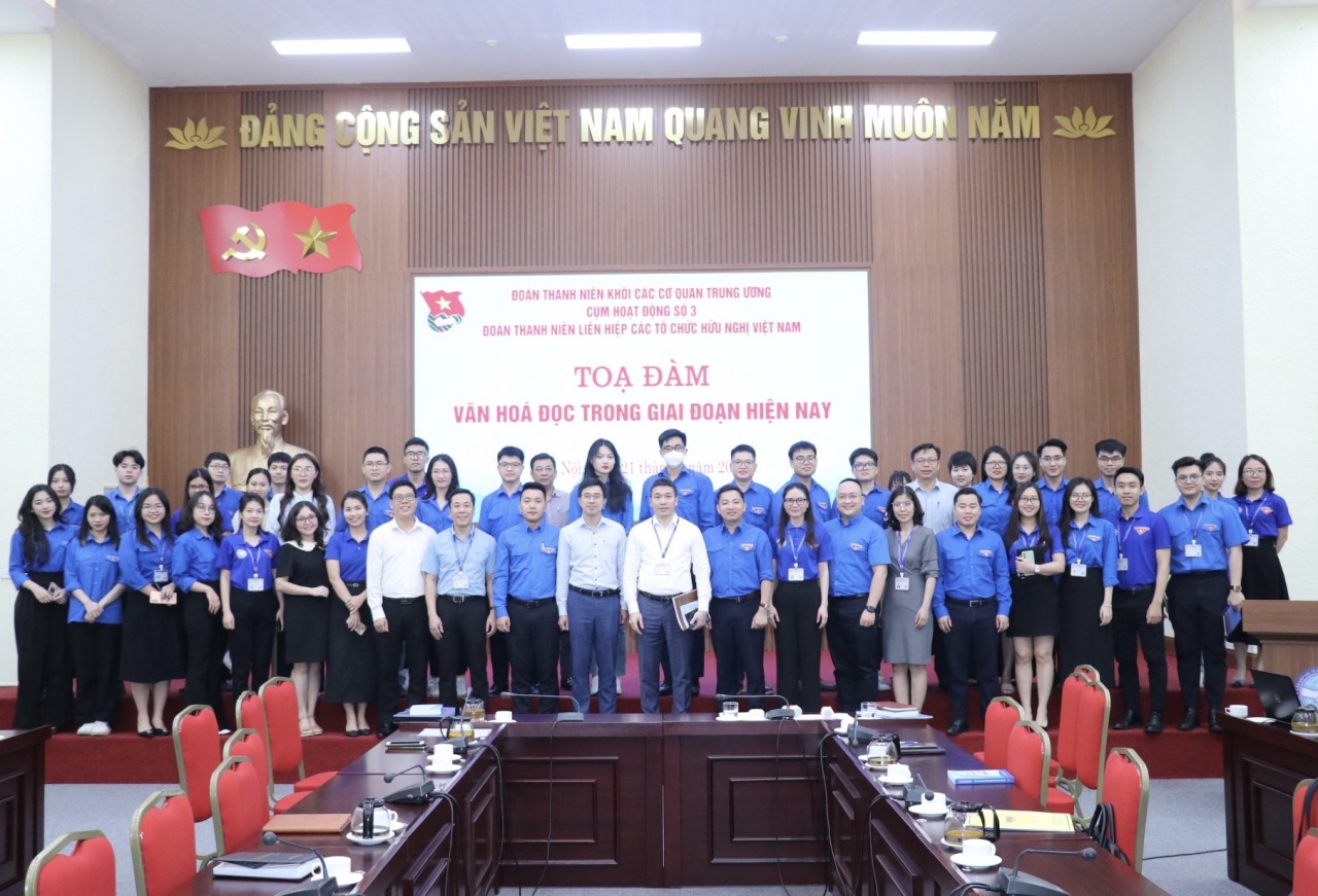 Tặng sách để lan tỏa văn hóa đọc