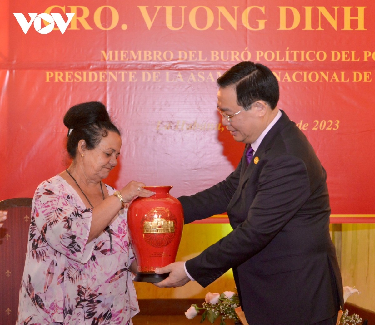 Chủ tịch Quốc hội Vương Đình Huệ gặp Viện Cuba hữu nghị với các dân tộc