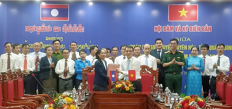 Lãnh đạo 2 huyện ký kết biên bản hội đàm. (Ảnh: Báo Quảng Bình)