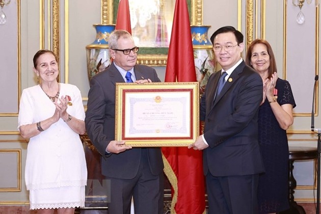 Trao Huân chương Hồ Chí Minh tặng Chủ tịch Quốc hội Cuba