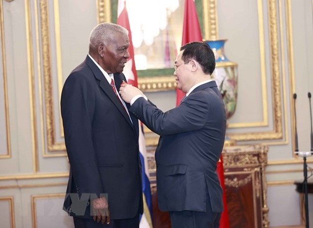 Trao Huân chương Hồ Chí Minh tặng Chủ tịch Quốc hội Cuba