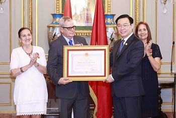 Trao Huân chương Hồ Chí Minh tặng Chủ tịch Quốc hội Cuba