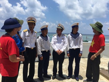 Đoàn kiều bào thăm Trường Sa và Nhà giàn DK1