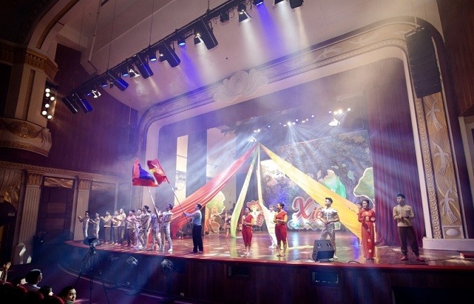 Tiết mục xiếc Việt - Lào.