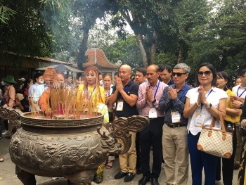 kieu bao tu 23 quoc gia ve dat to dang huong tuong nho cac vua hung