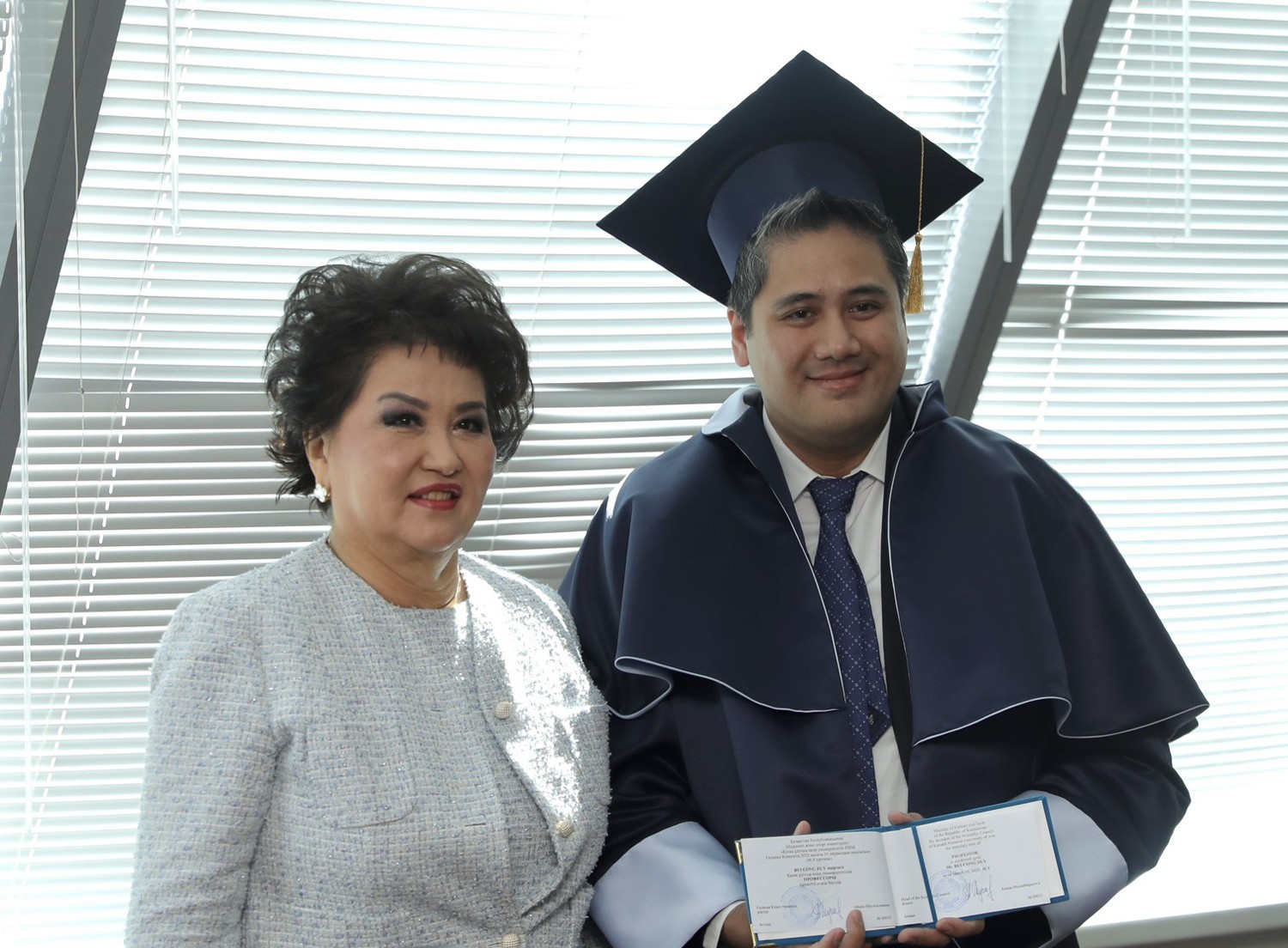 Giám đốc Trường Đại học Nghệ thuật quốc gia Kazakhstan GS. NSND Aiman Musakhajaeva trao học hàm Giáo sư danh dự cho NSƯT Bùi Công Duy (Ảnh: VietNamNet).