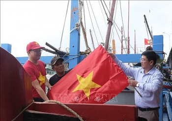 Trao tặng 3.000 lá cờ Tổ quốc cho ngư dân bám biển Trường Sa