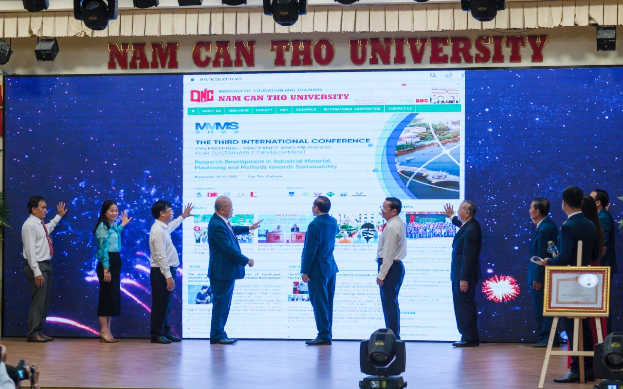 ĐH Nam Cần Thơ đón nhận Bằng khen của Thủ tướng Chính phủ