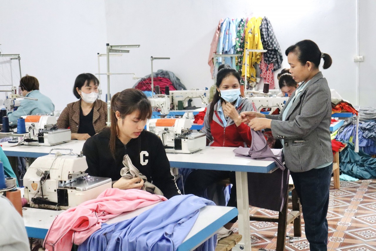 Chị Đinh Thị Yến đang hướng dẫn các thành viên tại HTX may mặc Cúc Phương (Ảnh: Hạnh Trần).