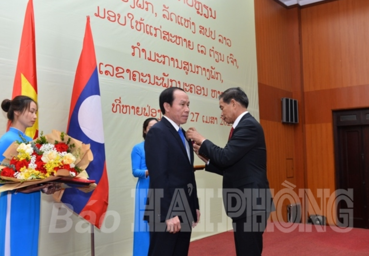 Lào trao huân chương Itxala cho Bí thư Thành ủy Hải Phòng