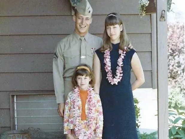 Susan Warner - Bean (áo hoa) chụp ảnh cùng chị gái và anh David (ảnh: NVCC).
