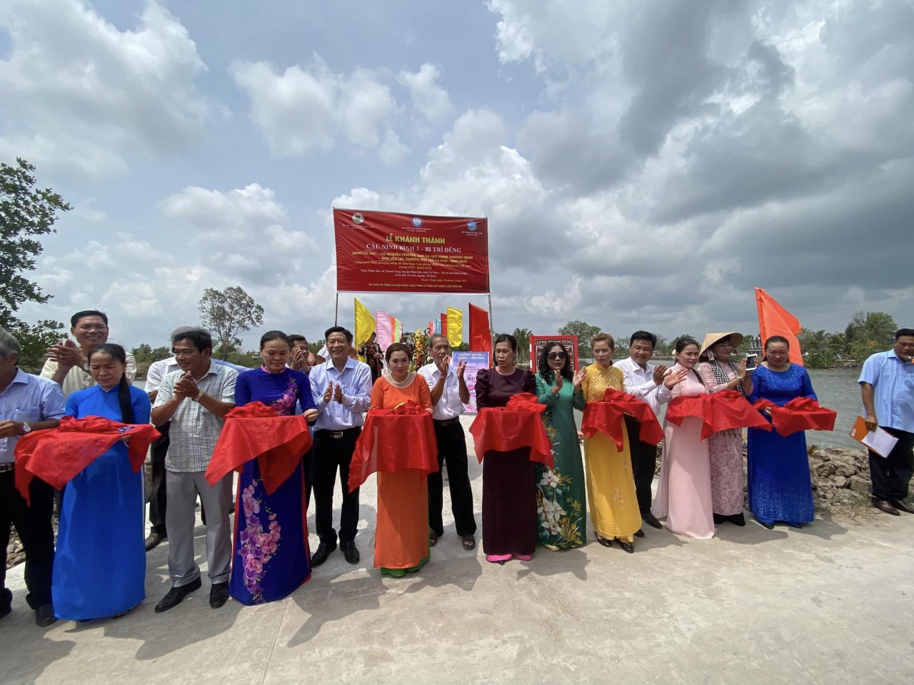 Bàn giao 3 cây cầu cho người dân Cà Mau