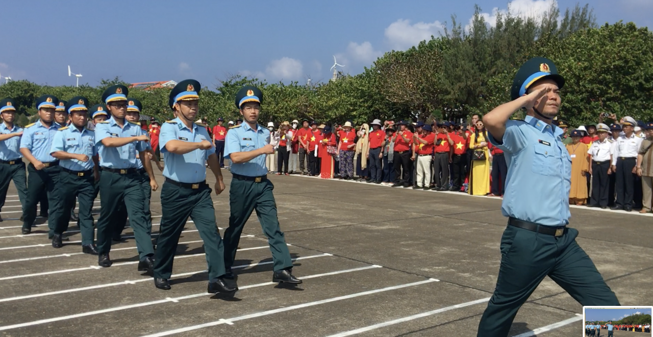 Xúc động lễ chào cờ tại Trường Sa