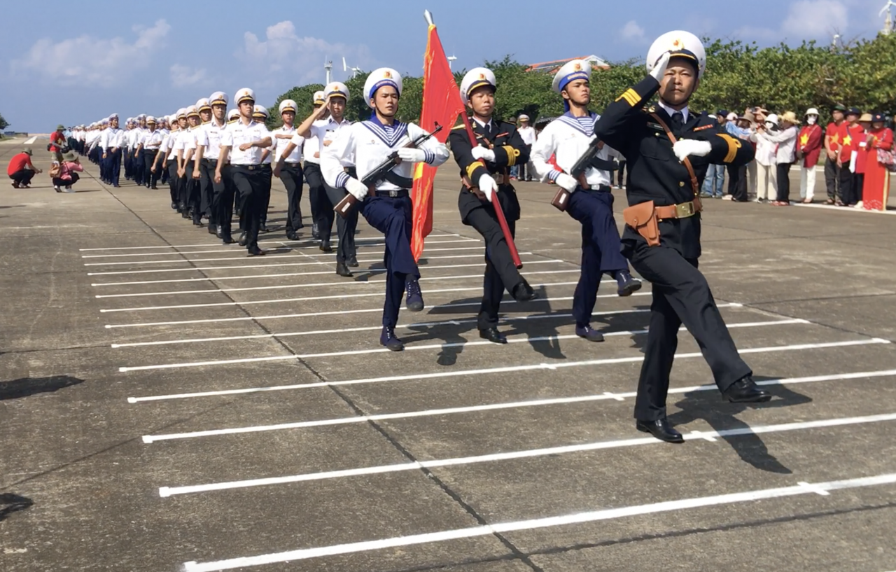 Xúc động lễ chào cờ tại Trường Sa