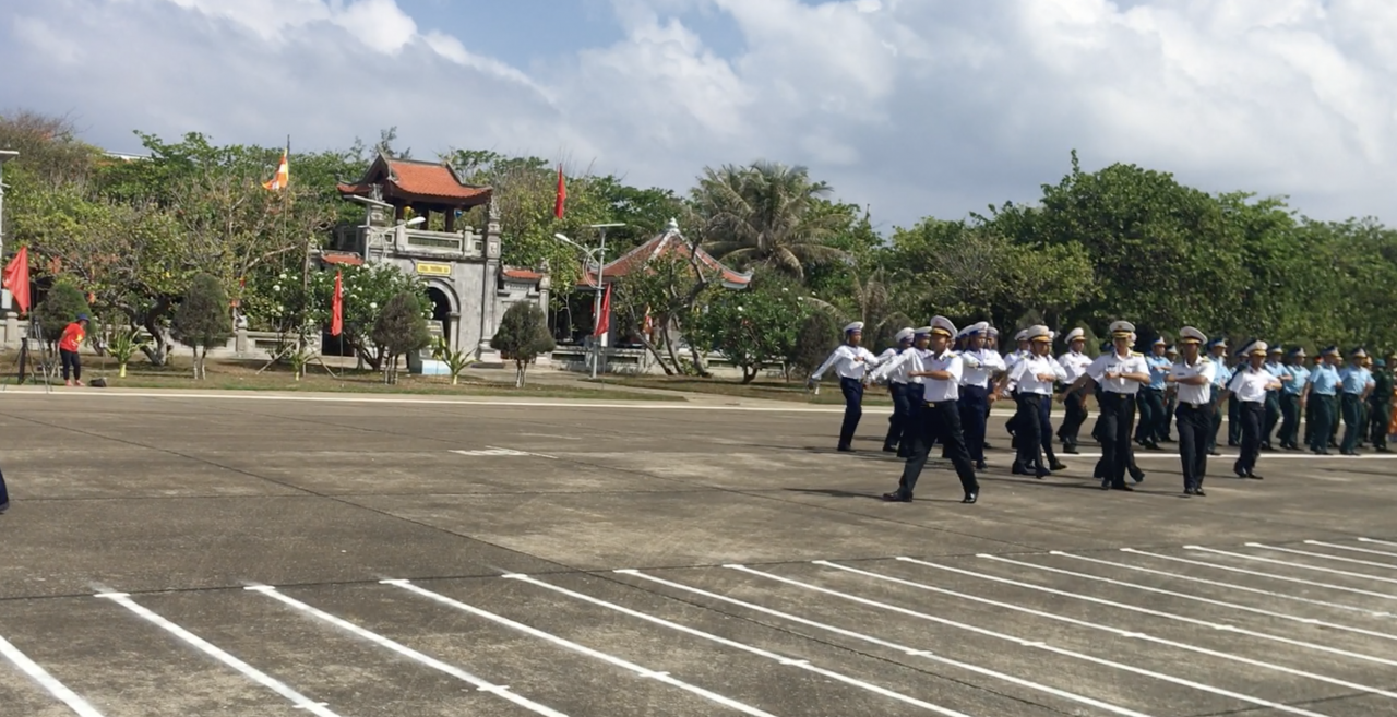 Xúc động lễ chào cờ tại Trường Sa