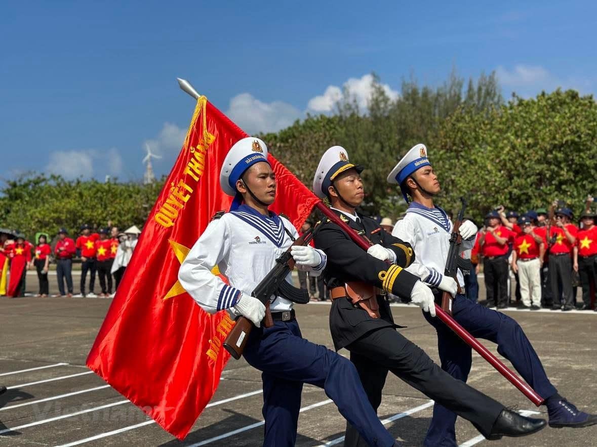 Xúc động lễ chào cờ tại Trường Sa