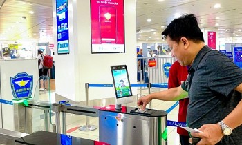 Hành khách đi máy bay có thể dùng app VNeID để check-in và kiểm tra an ninh