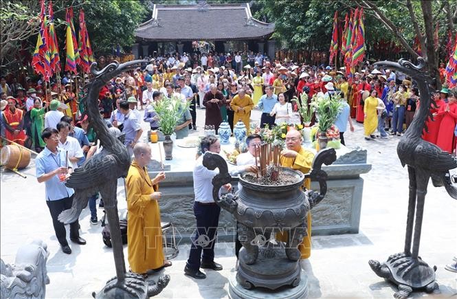 Lễ hội Tràng An thu hút hàng nghìn người dân tham dự