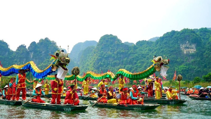 Lễ hội Tràng An thu hút hàng nghìn người dân tham dự