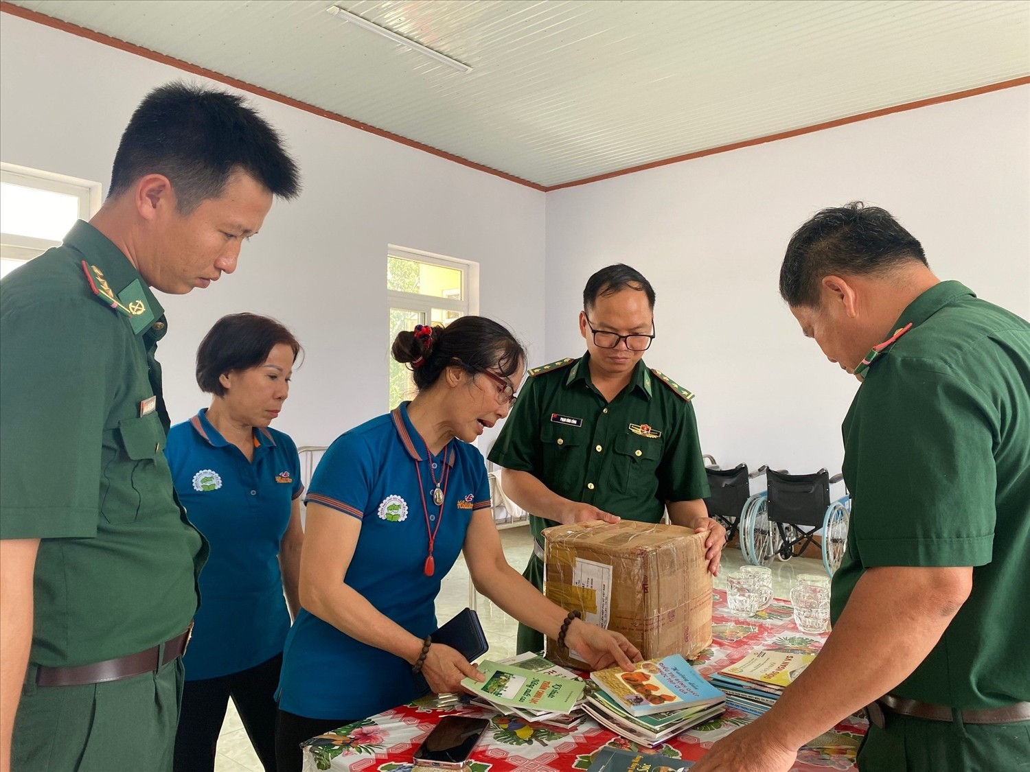 Đại diện Ban dự án sách hay dành cho học sinh tiểu học giới thiệu sách tặng Trạm Quân dân y xã Ia Lốp, huyện Ea Súp (Ảnh: Báo Dân tộc).