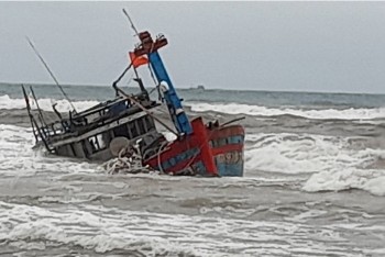 thua thien hue cuu ho 2 tau ca va 8 ngu dan bi nan tren bien