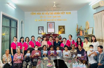 tang qua cho 20 gia dinh phu nu kieu bao co hoan canh kho khan tai thu do vieng chan