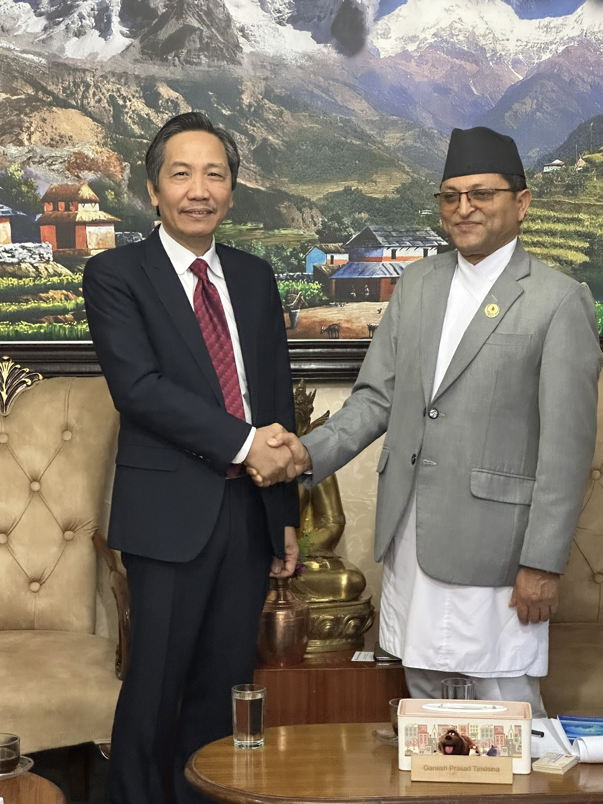 Chủ tịch Quốc hội Nepal Ganesh Prasad Timilsina (bìa phải) chào mừng Tiến sĩ Trần Anh Tuấn, Chủ tịch Hội