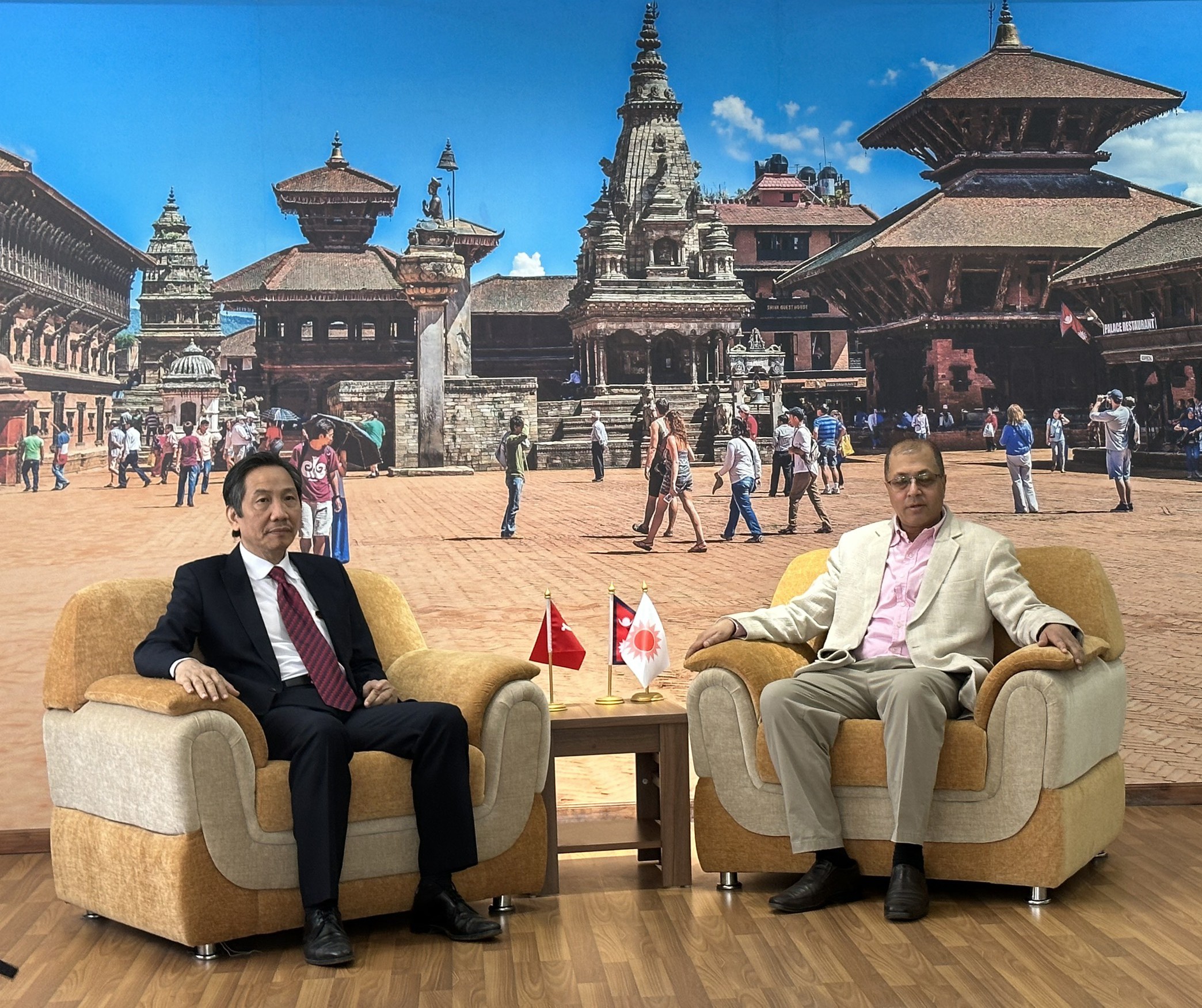 Trưởng ban Đối ngoại Đảng Cộng sản Nepal Mácxít Lêninnít Thống nhất Rajan Bhattarai (bìa phải) tiếp đoàn