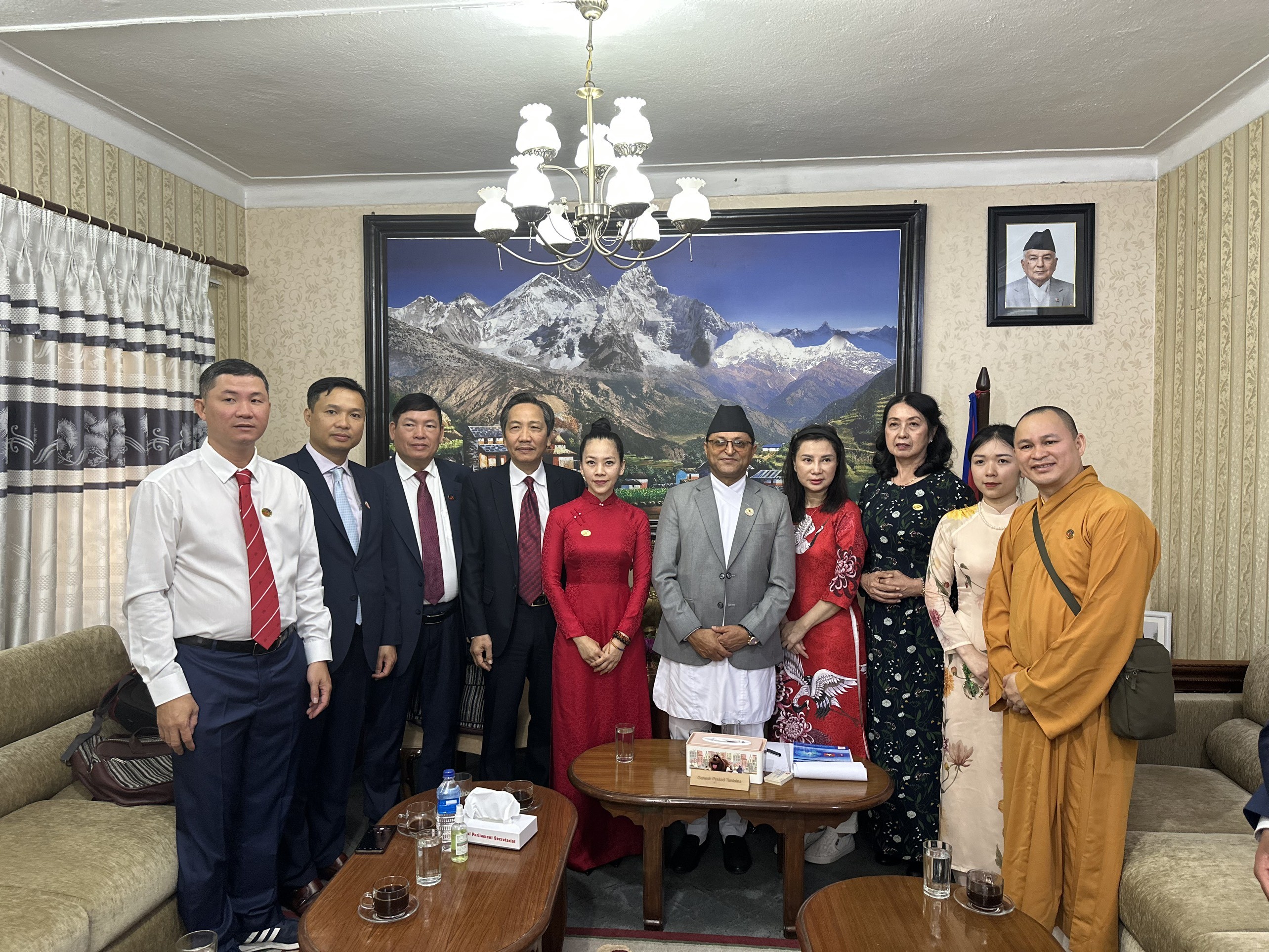 Chủ tịch Quốc hội Nepal Ganesh Prasad Timilsina chụp ảnh lưu niệm cùng đoàn công tác Hội hữu nghị Việt Nam - Nepal.