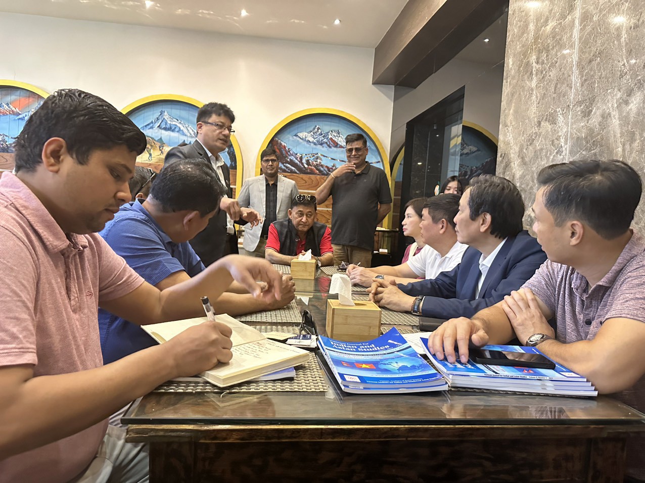 đoàn tiếp xúc với lãnh đạo một số hiệp hội khách sạn, hiệp hội du lịch tại tỉnh Lumbini
