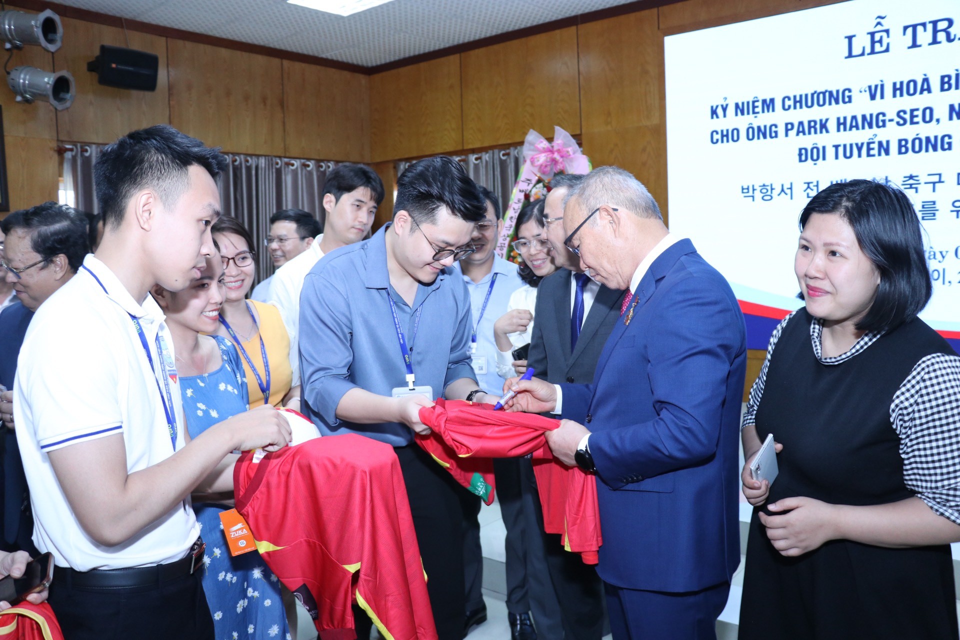 Ông Park Hang-seo ký lưu niệm cho người hâm mộ tại buổi lễ (Ảnh: Thu Hà)
