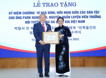 Ông Park Hang-seo: "Tôi sẽ làm việc chăm chỉ để báo đáp tình cảm của người dân Việt Nam"