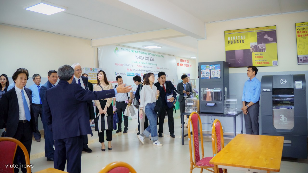 Đoàn đại biểu tỉnh Niigata tham quan Trung tâm Thực hành công nghệ cao Khoa cơ khí VLUTE (Ảnh: VLUTE).