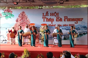 le hoi thap ba ponagar tuong nho thien y thanh mau ana