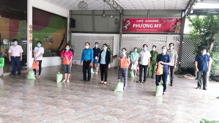 Liên đoàn Lao động huyện Tiểu Cần: Tặng 160 phần quà cho đoàn viên, người lao động khó khăn do ảnh hưởng của dịch Covid-19 vào tháng 9/2021 (Ảnh: KT).