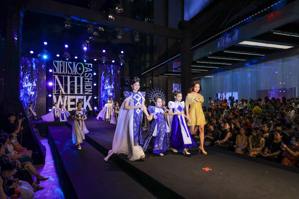 Hàng nghìn khán giả tới thưởng thức show diễn thời trang đỉnh cao nằm trong chuỗi Kidz Summer Fashion Tour với sự tham gia của hơn 100 người mẫu nhí.