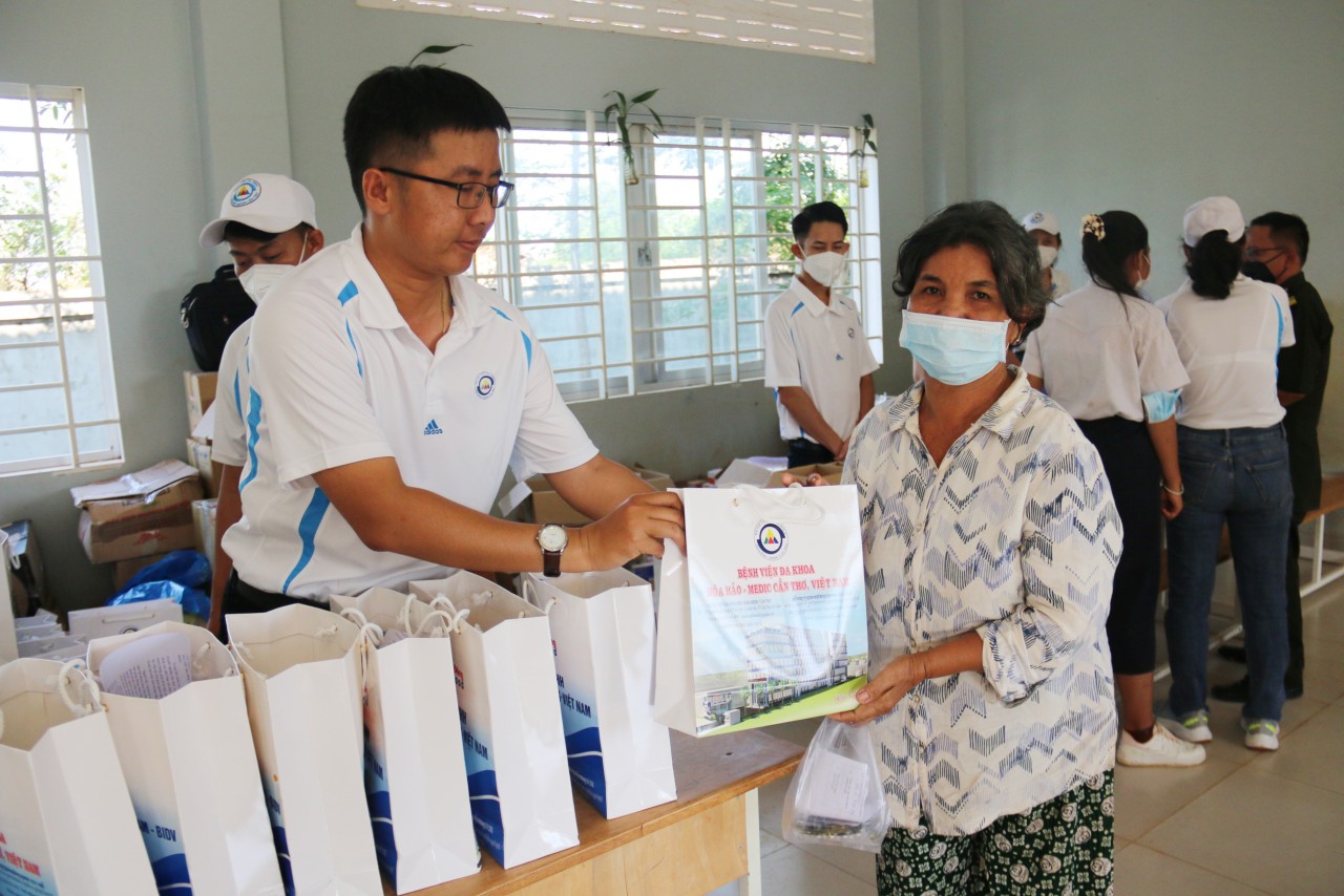 Hơn 2.000 người dân Campuchia được Đoàn bác sĩ TP Cần Thơ khám bệnh, tặng quà, phát thuốc miễn phí