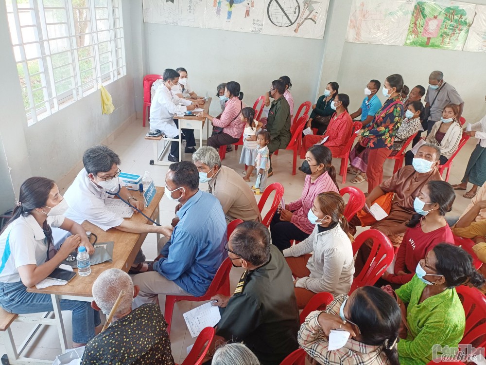 Hơn 2.000 người dân Campuchia được Đoàn bác sĩ TP Cần Thơ khám bệnh, tặng quà, phát thuốc miễn phí