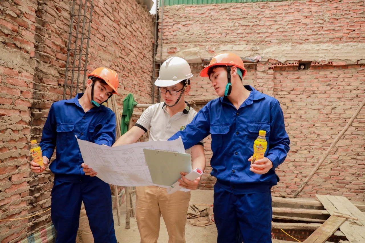 Thời tiết nắng nóng khiến người lao động dễ rơi vào tình trạng cạn kiệt năng lượng.